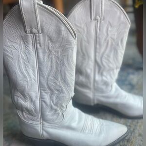 Preloved white leather Justin boots. Women’s 6B.